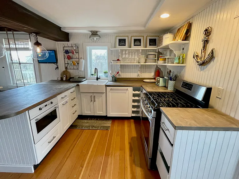 110 Taylor Ave — Photo 2