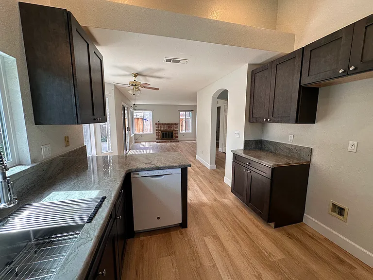 52 Elizabeth Ct — Photo 23