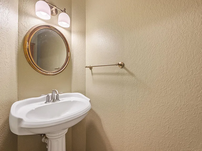 1901 Lobelia Dr — Photo 17