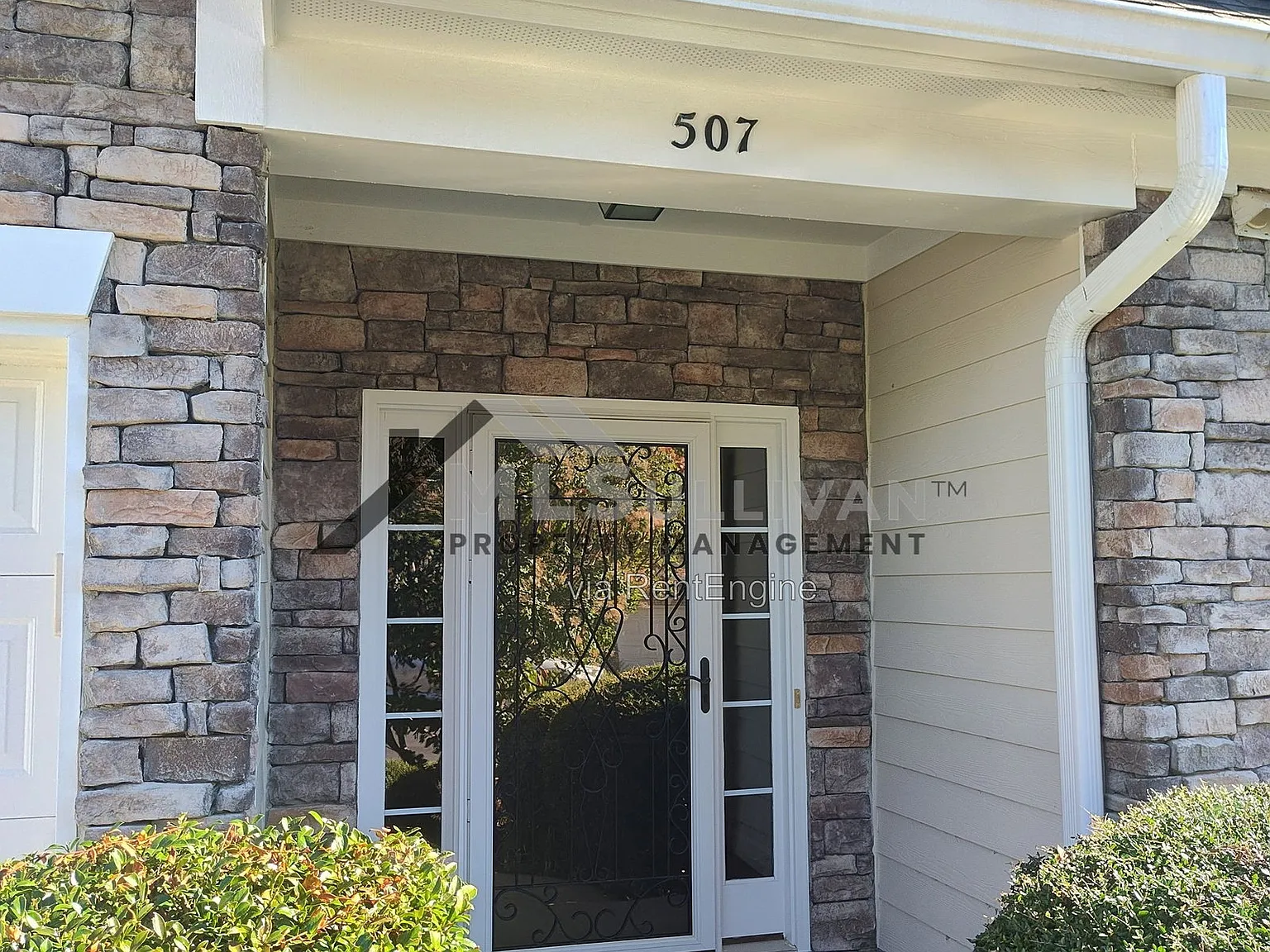 3 bed, 2.5 bath, 2290 sqft, $2,200 — Photo 2