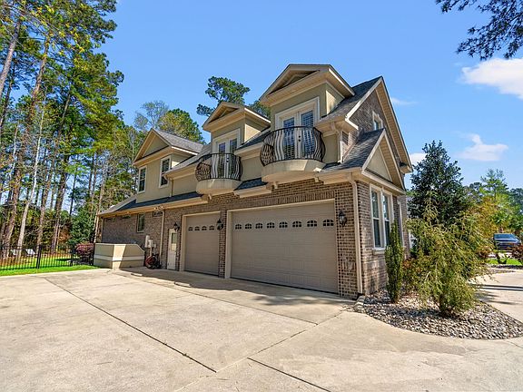 3rd image of 292 Chamberlin Dr.