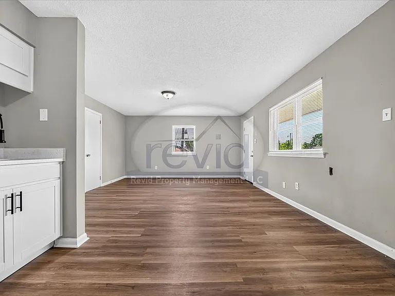 708 Hastings — Photo 33