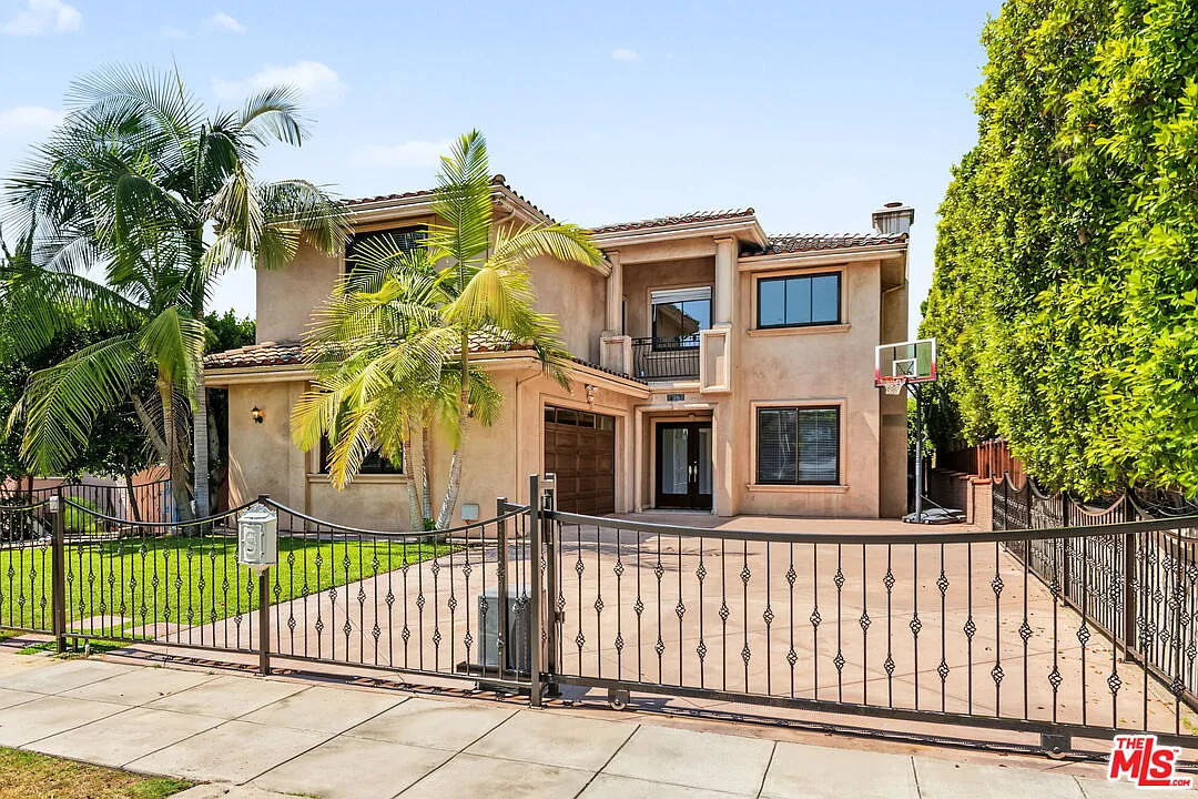6 bed, 5.5 bath, 4911 sqft, $15,000 — Photo 2