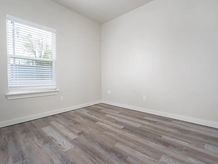 1105 Coffey Dr — Photo 4