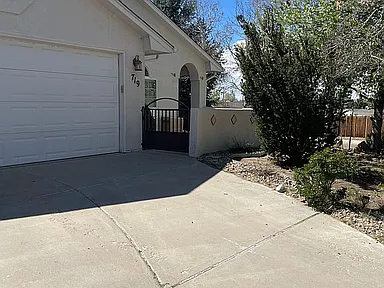 719 Ardath Ln — exterior photo