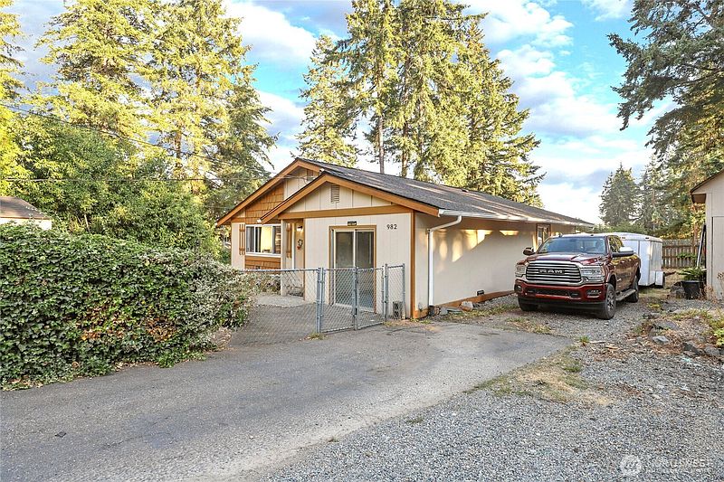 2nd image of 982 SW Shannon Drive