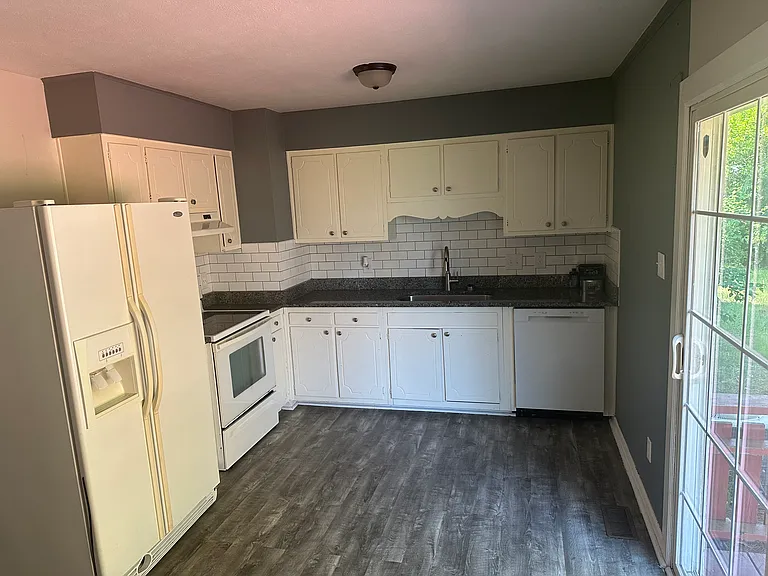 5051 Hampshire Dr — Photo 2