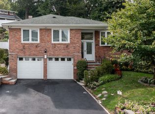 300 Thompson Shore Rd, Manhasset, NY 11030