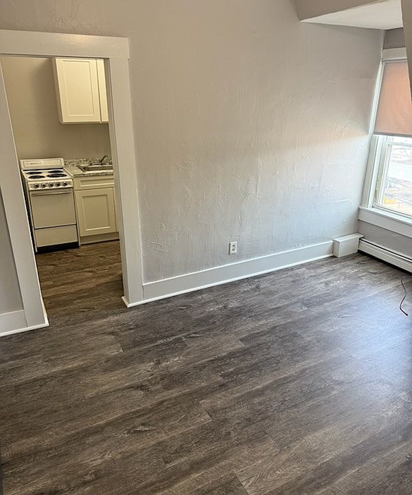 2nd image of 305 Bay St #C1