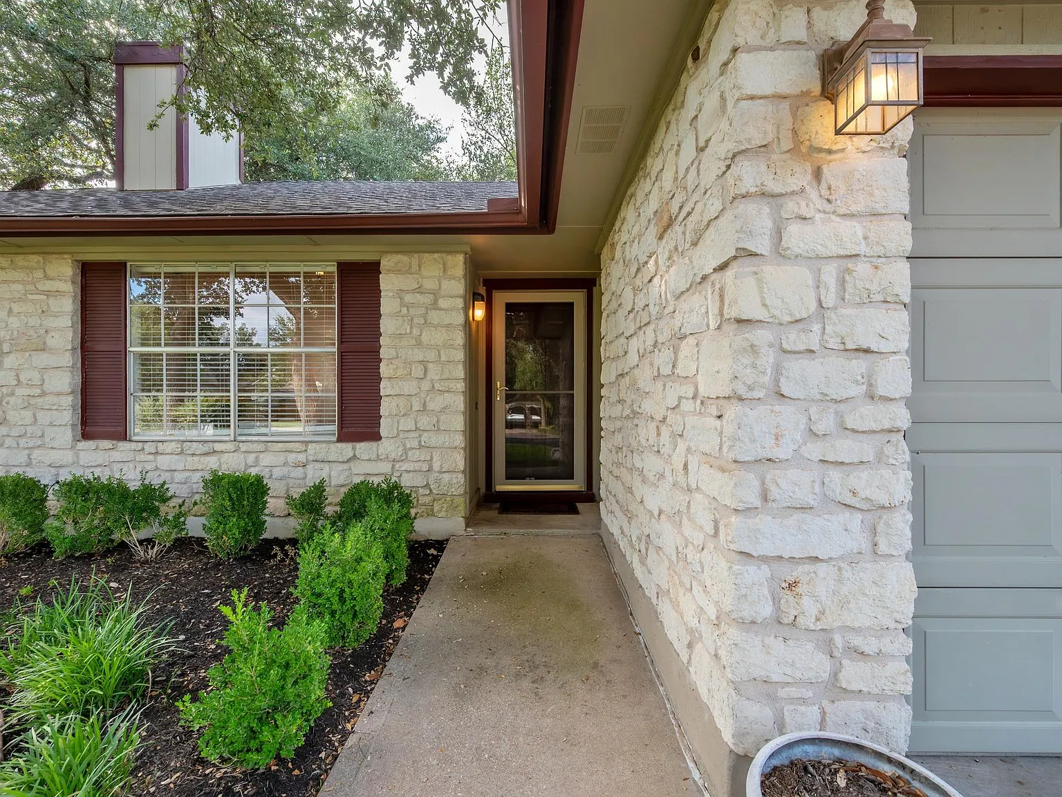 3 bed, 2.0 bath, 1108 sqft, $2,200 — Photo 2