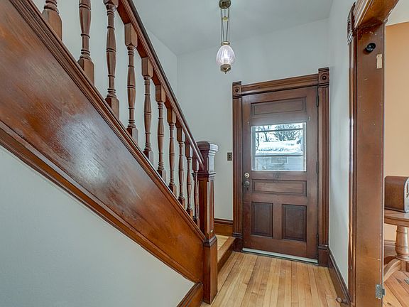 4th image of 612 Rice St W