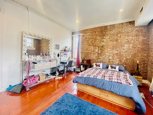Rented by Mae Equities | media 31