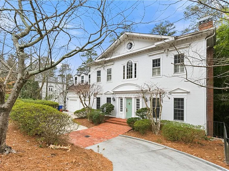 430 W Wesley Rd NW — Photo 4