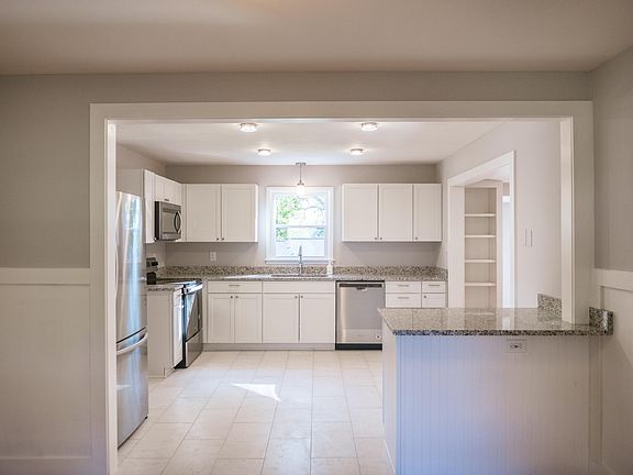 4th image of 1028 W Park Dr