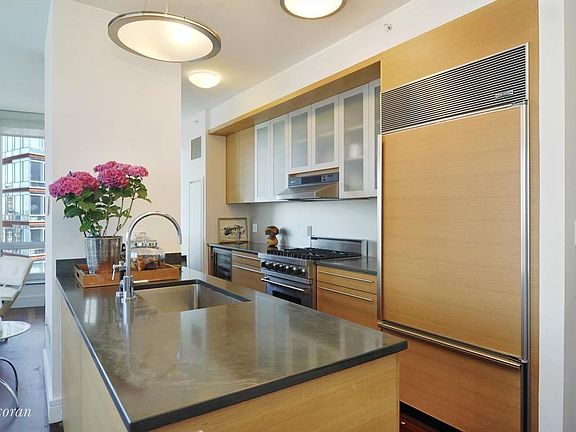 3rd image of 30 West St APT 25A