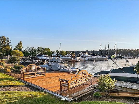 Lake Washington Access for Paddle boards (2 paddle boards available with life jackets)