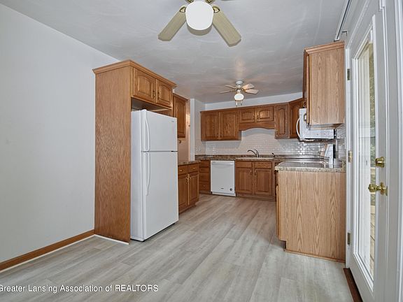 5th image of 900 Warner Ave