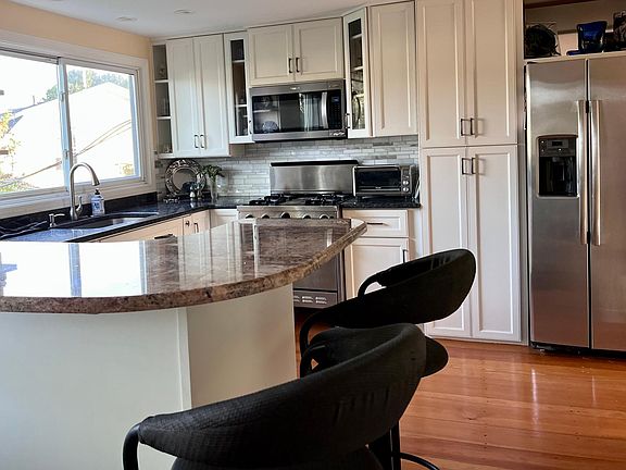 Fully equipped new kitchen ,lots of counter space and storage