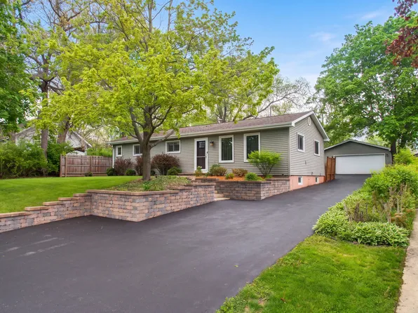 6N051 Oakwood Dr, Saint Charles, IL 60174