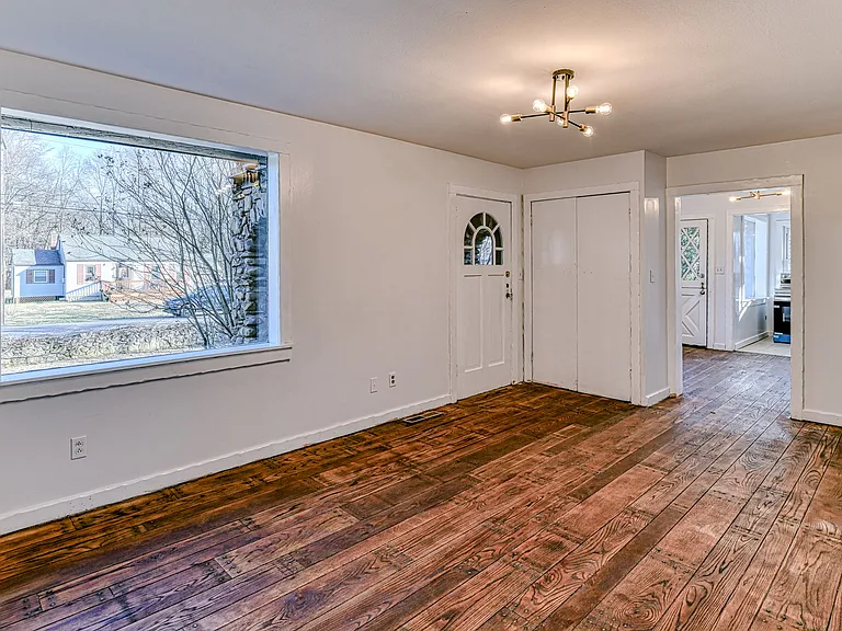 19 Innis Ave — Photo 8