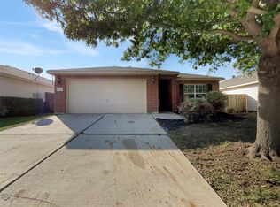 10016 Iron Ridge Dr, Fort Worth, TX 76140