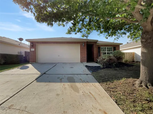 10016 Iron Ridge Dr, Fort Worth, TX 76140
