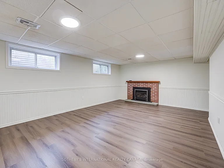 25 Abinger Cres — Photo 31