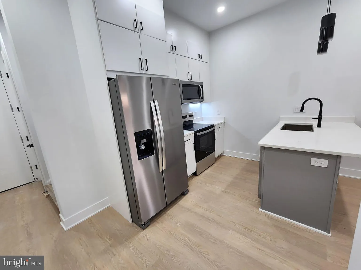 3 bed, 949 sqft, $5,500 — Photo 3