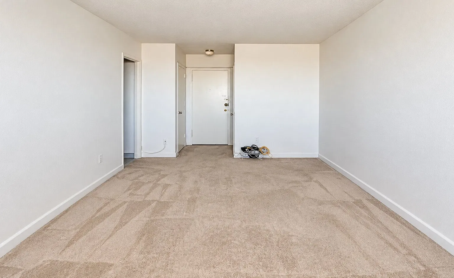 Studio w/ 4 closets and all utilities included! — Photo 4