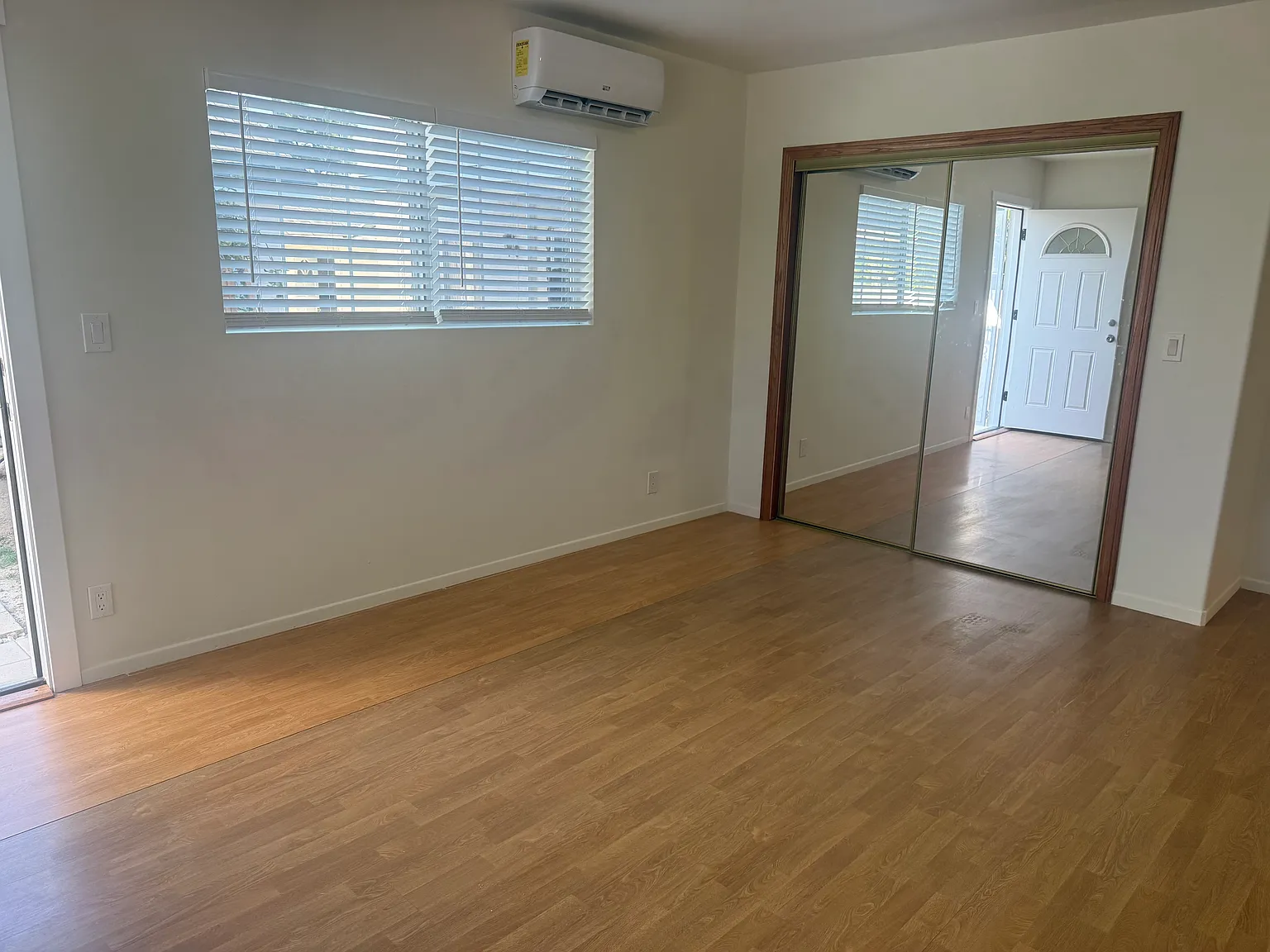 Studio, 250 sqft, $1,995 — Photo 4