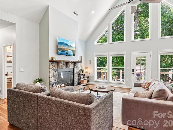 3rd image of 24 Caroline Ln