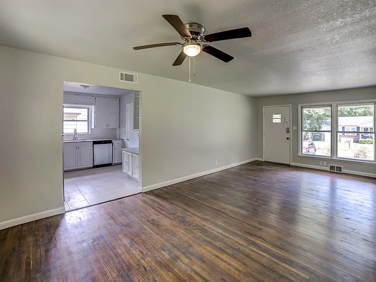 1618 S Ash Pl — Photo 6