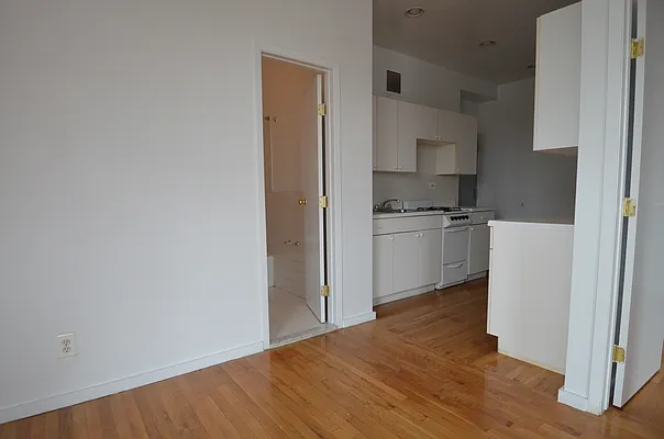 Rented by CITY SKYLINE REALTY INC | media 8