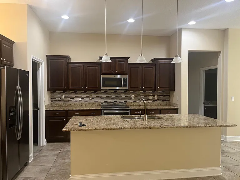 1950 Alamanda Ct — Photo 4