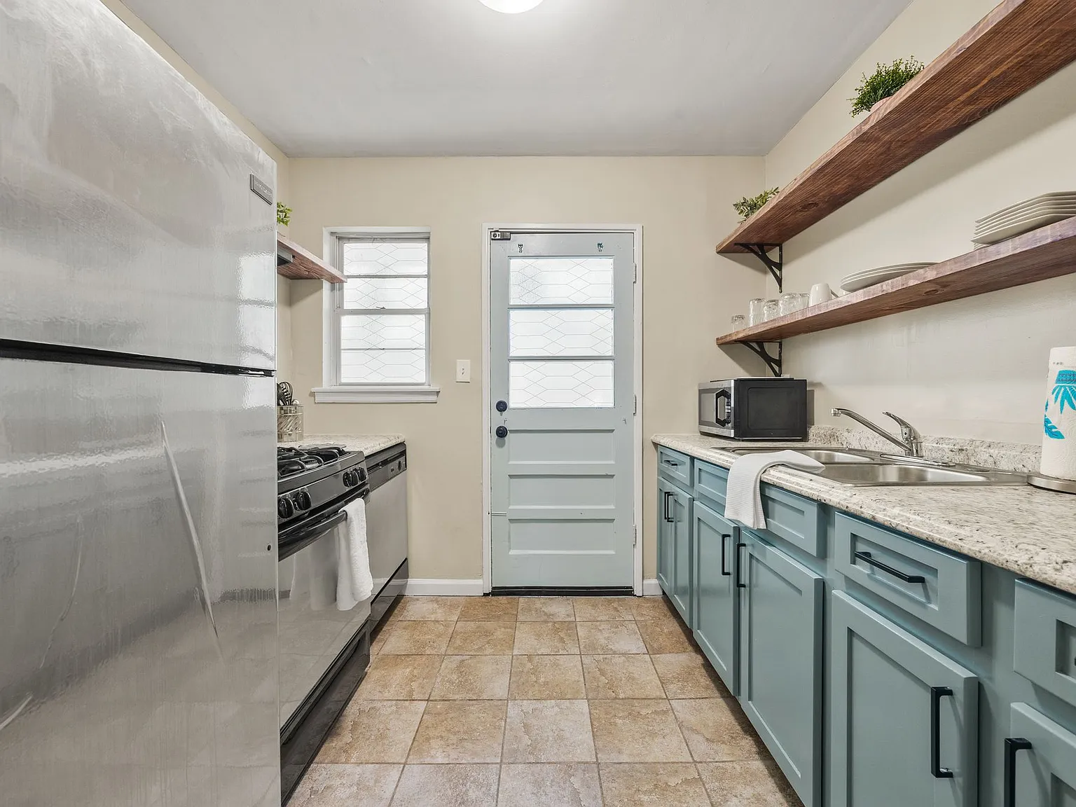 2 bed, 1600 sqft, $2,500 — Photo 3