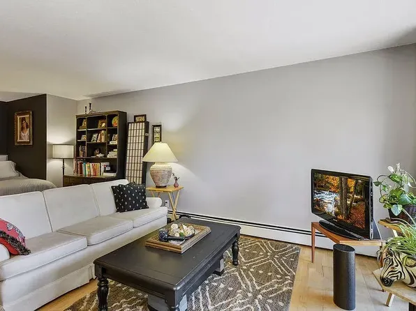 3540 Hennepin Ave S #303, Minneapolis, MN 55408