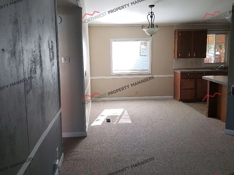 2495 NE Kresky Ave — Photo 4