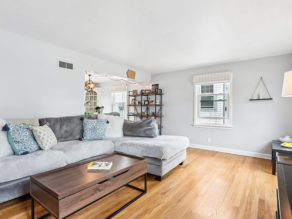 Living room w/ hardwood flooring