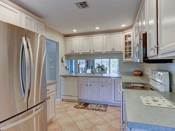 3rd image of 14 Scarborough Dr