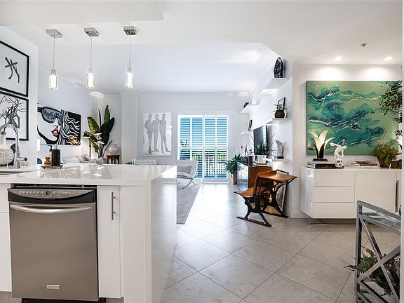 4th image of 2633 NE 14th Avenue #406