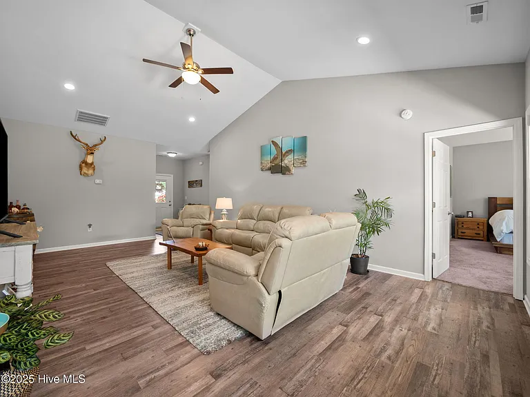 512 Hazelwood Dr — Photo 4