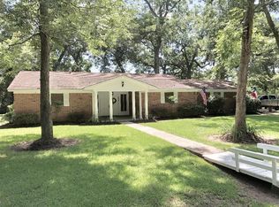 304 Van Winkle St, Lake Jackson, TX 77566