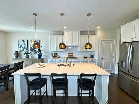 Large kitchen island perfect for hosting and gathering