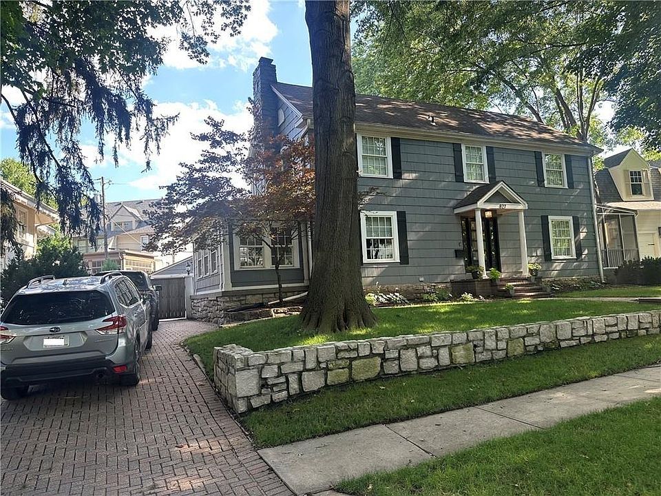 2nd image of 827 W 60th Ter