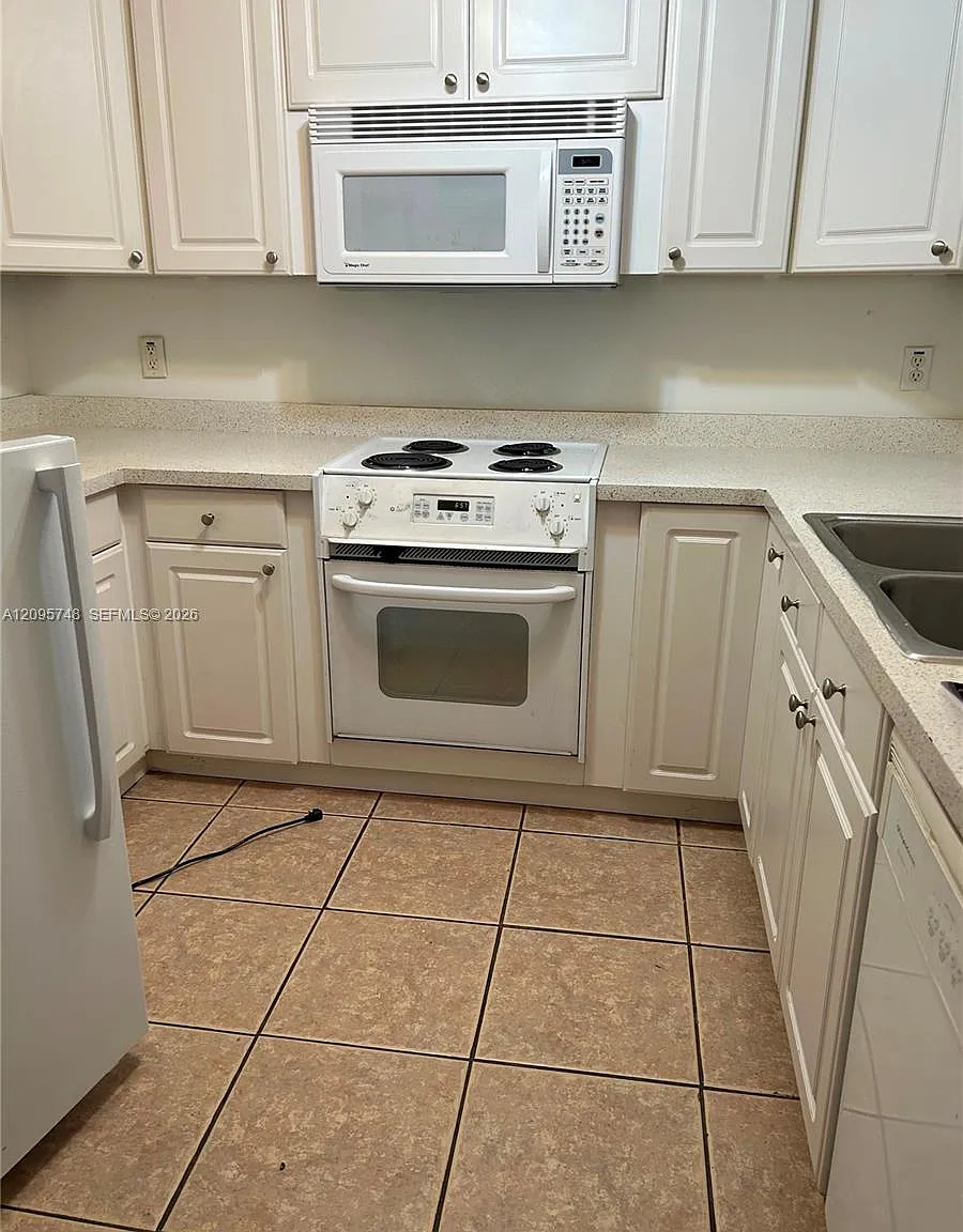 10330 N Military Trl — Photo 3