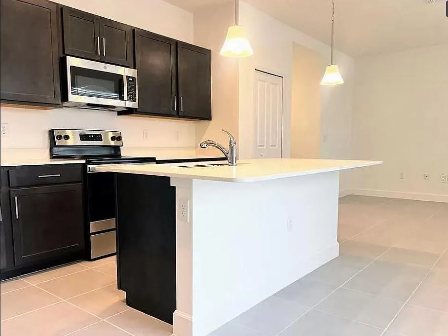 3 bed, 2.5 bath, 1805 sqft, $2,490 — Photo 3