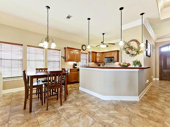 5th image of 2941 Lakes Cir