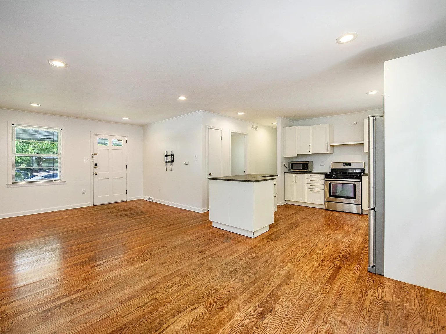 4 bed, 1180 sqft, $2,450 — Photo 4