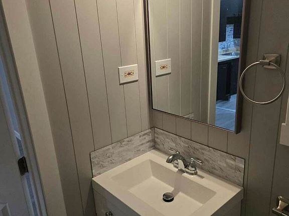 4th image of 411 W Grove St #6