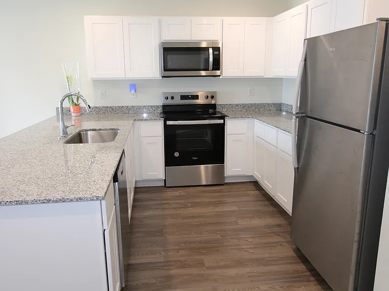 205 Landing Blvd — Photo 4